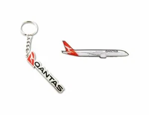 SET OF 2 QANTAS AUSTRALIA LOGO WORD & BOEING B787 PLANE PIN BADGE AVIATION - Picture 1 of 1