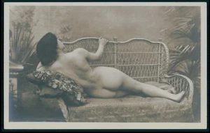 Mujer desnuda francesa trasero grande en sofá de mimbre original antiguo principios de 1900 foto postal - Imagen 1 de 2