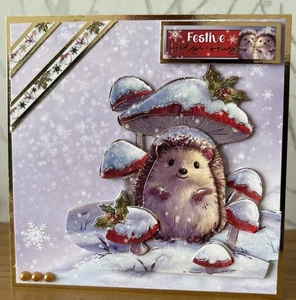 Tarjeta de Navidad decoupage hecha a mano con temática de erizo de 5"x5" - "Abrazos festivos" - Imagen 1 de 4