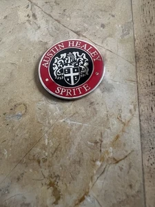 austin healey sprite selbstklebend 27mm qualität resin badge rot - Bild 1 von 4