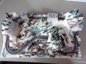 Miniaturas de pueblo de Navidad Thomas Kinkade serpenteando a través de las montañas - Imagen 1 de 3