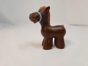 Fisher-Price Little People 1997 caballo marrón oscuro animal de granja con arnés azul - Imagen 1 de 7