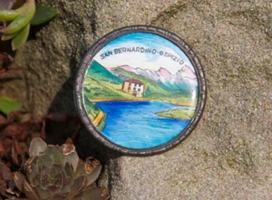 SMALL VINTAGE HAND MADE ENAMEL BADGE # SAN BERNARDINO OSPIZIO SWITZERLAND - Picture 1 of 2