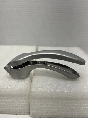 Prensa de ajo de chef mimada aluminio fundido M11 - 6" de largo Foto 1 de 4