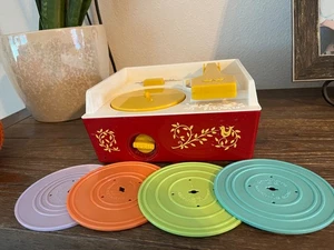 Vintage Fisher Price Spieluhr Plattenspieler mit 4 Schallplatten - Bild 1 von 7