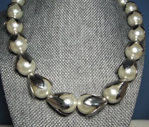 Collar de perlas de imitación con tapas de extremo de hoja tono plata 19" - Imagen 1 de 8