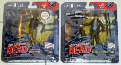 Figuras McFarlane Toys Walking Dead 2011 - Zombie Roamer y oficial Rick Grimes Foto 1 de 4
