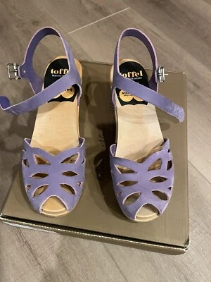 Sandalias altas suecas Hasbeens moradas ornamentales talla 35 Foto 1 de 4