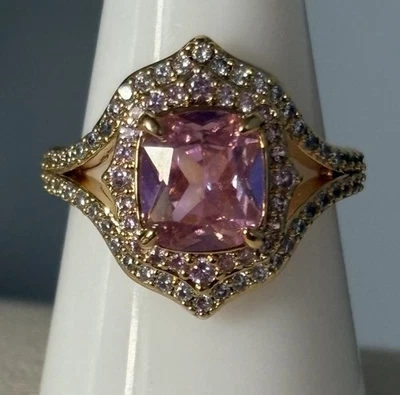 Bomb Party OG, “Love Set in Stone”, cuarzo rosa circonita cúbica sobre oro, talla 8 Foto 1 de 4