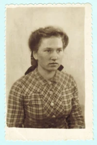 Foto 1950 de niña rusa Lyuba de Valday - Imagen 1 de 2