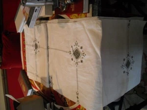HANDMADE ELEGANT LARGE TABLE CLOTH EMBRODERIE AND CROCHET VINTAGE 116X68 - Picture 1 of 9