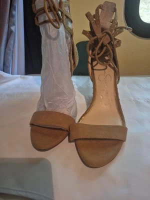 Sandalias Jessica Simpsons vanguardistas marrón claro con jaula tobillera. Foto 1 de 3