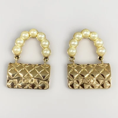 Pendientes de metal dorado con solapa CC acolchados de perlas Chanel B22 Foto 1 de 4