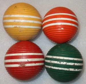 4er SET ALTE HOLZ KROCKET SPIELBÄLLE ORANGE GELB GRÜN ROT 3 WEISSE STREIFEN - Bild 1 von 5