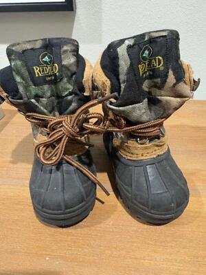 Pelirroja Niño Niños Niños Aislado Nieve Invierno Botas de Trabajo Acento Camuflado Foto 1 de 4