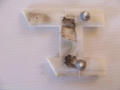 1997 1998 1999 Buick Lesabre Guardabarros delantero derecho moldura clip de montaje 1 pin roto Foto 1 de 4