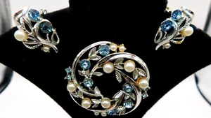 VINTAGE LISNER SILVER BROOCH AND EARRING SET BLUE RHINESTONES AND PEARLS SET - Picture 1 of 9