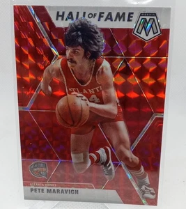 2019-20 Panini Mosaic - Hall of Fame Pete Maravich #295 Red Prizm SP - Foto 1 di 1