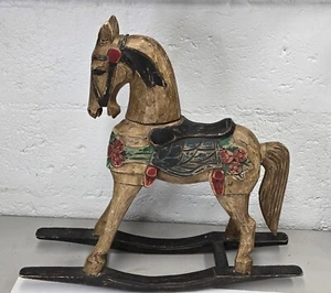Antico cavallo a dondolo in legno intagliato a mano, dipinto, Indonesia - Foto 1 di 12