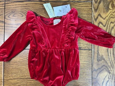 NUEVO CON ETIQUETAS Viñeta Rojo Escarlata Terciopelo Volantes Hombro Burbuja Mameluco Talla 6-9 Meses Foto 1 de 3