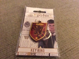 Brandneu in Verpackung neu offizieller Harry Potter Schlüsselanhänger Schlüsselanhängsel - Gryffindor Wappen - Bild 1 von 3