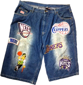 UNK NBA JEAN SHORTS TODO EL EQUIPO LOGOTIPOS GRANDES PARA HOMBRE TALLA 40 ENTREPIERNA ES DE 14" ¡¡COMO NUEVO!!! - Imagen 1 de 9