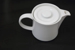 ITALIAN FINEST PORCELAIN MEDIUM SIZE WHITE TEAPOT MICROWAVE & DISHWASHER SAFE - Picture 1 of 5