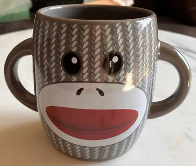Taza de café, té o cacao Galerie Grey Sock Monkey 2 asas 16 OZ USADA EN EXCELENTE ESTADO Foto 1 de 4