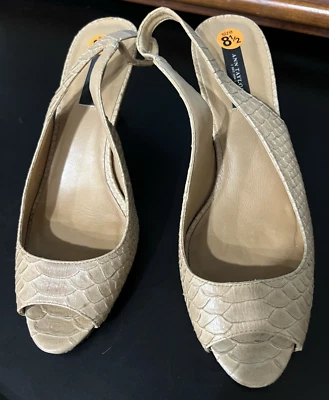 Zapatos de tacón Ann Taylor con punta abierta de serpiente en relieve talla 8,5 dañados Foto 1 de 4
