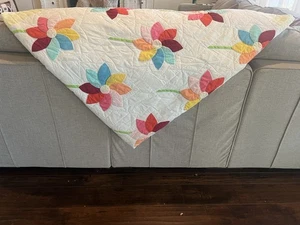 Applikation Steppdecke Blumen gesteppt pastellgelber Rücken 74” x 88” Vintage 70er Jahre, bunt - Bild 1 von 24