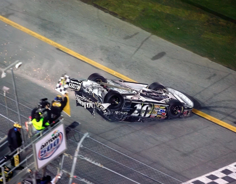 Impresión fotográfica brillante Clint Bowyer NASCAR Crash Wreck 8"X10" Foto 1 de 1