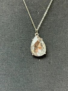 Damen Träne Kristall Anhänger an 18" silberfarbene Kette - Bild 1 von 5