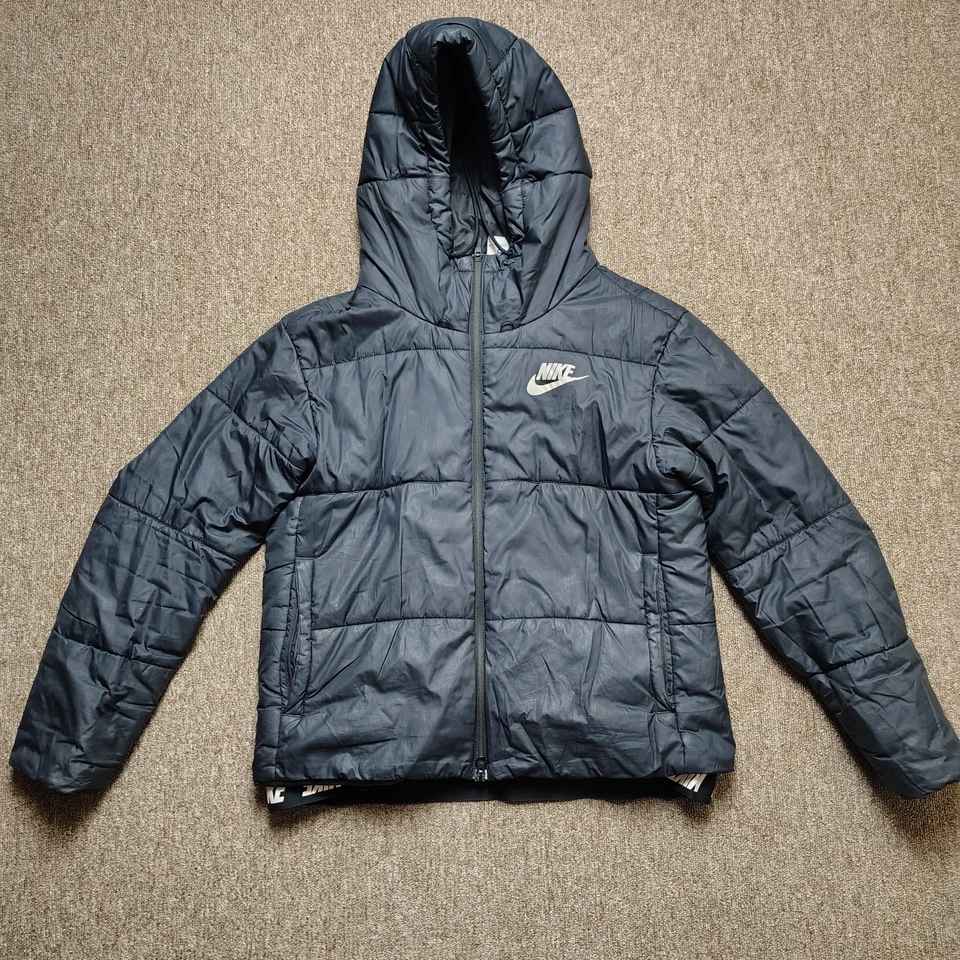 Jaqueta acolchoada NIKE Storm Fit feminina M preta com zíper completo isolada com capuz - Imagem 1 de 4