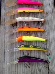 LOT OF 10 BOMBER LONG A DISCONTINUED WALLEYE LURES COLLECT HOT COLORS LOT #2 25A - Picture 1 of 3