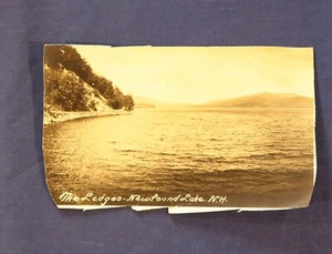 1918-30 Echt Foto AZO Blanko Postkarte Neufund See NH Die Lodges Berge - Bild 1 von 2