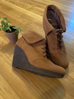 Bakers Mujer Talla 7 Vegano Cuero Cuña Botín Tostado Usado en Excelente Condición Foto 1 de 4