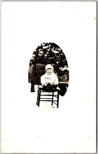 Baby sitzend auf Stuhl Kleinkind Fotografie Postkarte - Bild 1 von 2