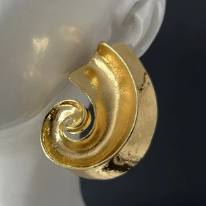 Goldfarbene Nautilus Muschel Ohrringe Spirale Welle groß Modernist strukturiert durchbohrt - Bild 1 von 10
