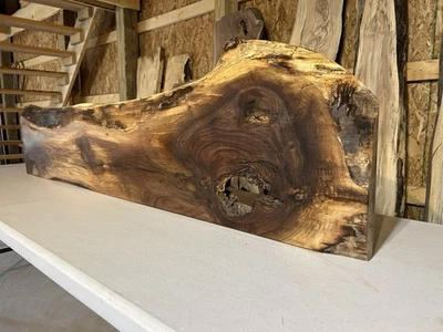 Mesa de sofá de nogal súper figurada con manto/borde vivo con borde vivo Foto 1 de 4