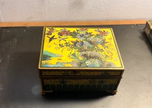 QING DYNASTY SQUARE-SHAPED ANTIQUE OVERGLAZED ENAMEL PORCELIAN BOX - Picture 1 of 7