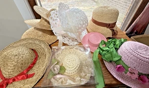 Konvolut 10 Vintage Strohgeflecht und andere Puppenbärenhüte verschiedene Größen neu & gebraucht - Bild 1 von 14