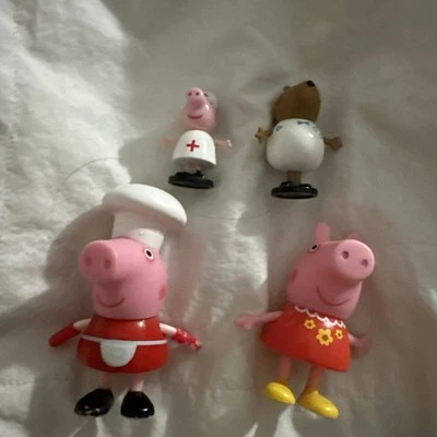4 figuras de Peppa Pig mamá y papá cerdito con 2 figuras de cerdito  Foto 1 de 4