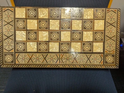 Caja de tablero de ajedrez vintage con incrustaciones de backgammon Foto 1 de 4