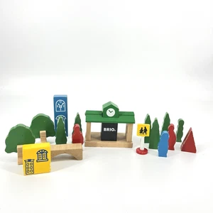 Lote de 17 piezas de tren de madera Brio señales de estación árboles gente torre de reloj - Imagen 1 de 5
