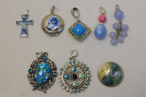 LOTE de colgantes y dijes vintage de 8 piezas azul púrpura verde plata esmalte - Imagen 1 de 12