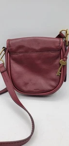 FOSSIL Fold Over Flap Small Burgundy Leather Crossbody Saddle Bag Handtasche - Bild 1 von 4
