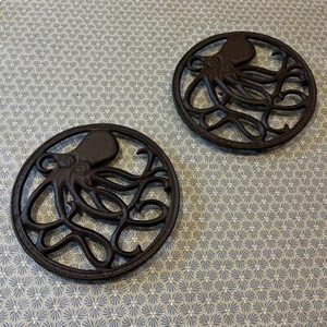 Cast Iron Round Octopus Theme Trivet (Pack of 2) Saucepan Pot Table Holder Stand - Picture 1 of 7