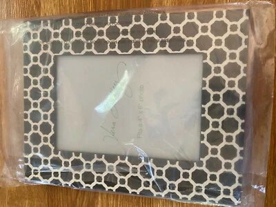 ¡Nuevo! Marco cortado por láser VERA BRADLEY ¡Se adapta a imágenes de 4 X 6 en geométrico de medianoche! Foto 1 de 4