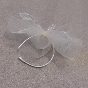 BNWT Accessorize Fascinator Cream Bow - Picture 1 of 4