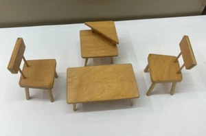 Vintage Strombecker 2 Tische und 2 Stühle Puppenhaus Möbel Ahornholz - Bild 1 von 11